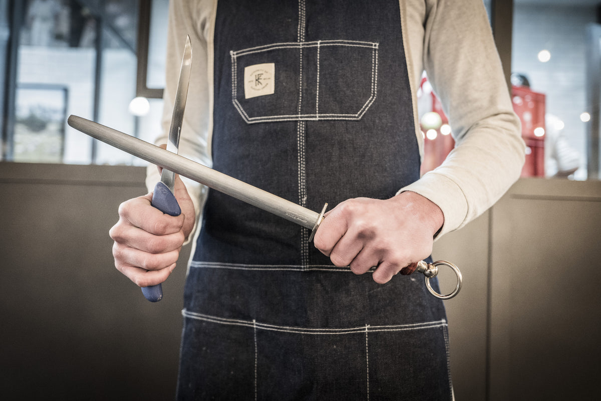 DICK Dickoron classic Wetzstahl 30 cm, roter Griff (75983-30) im Einsatz