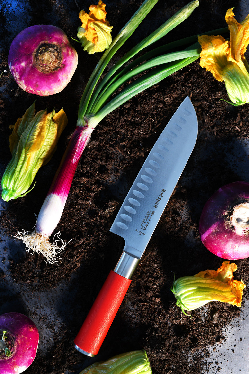 DICK Red Spirit Santoku mit Kullenschliff 18 cm (8 1742 18K) im Einsatz