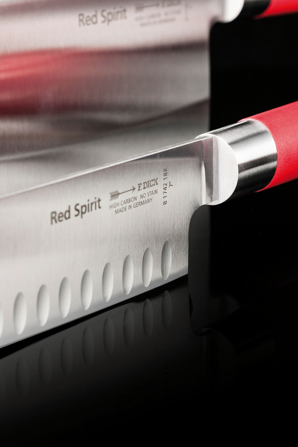 DICK Red Spirit Santoku mit Kullenschliff 18 cm (8 1742 18K) im Einsatz