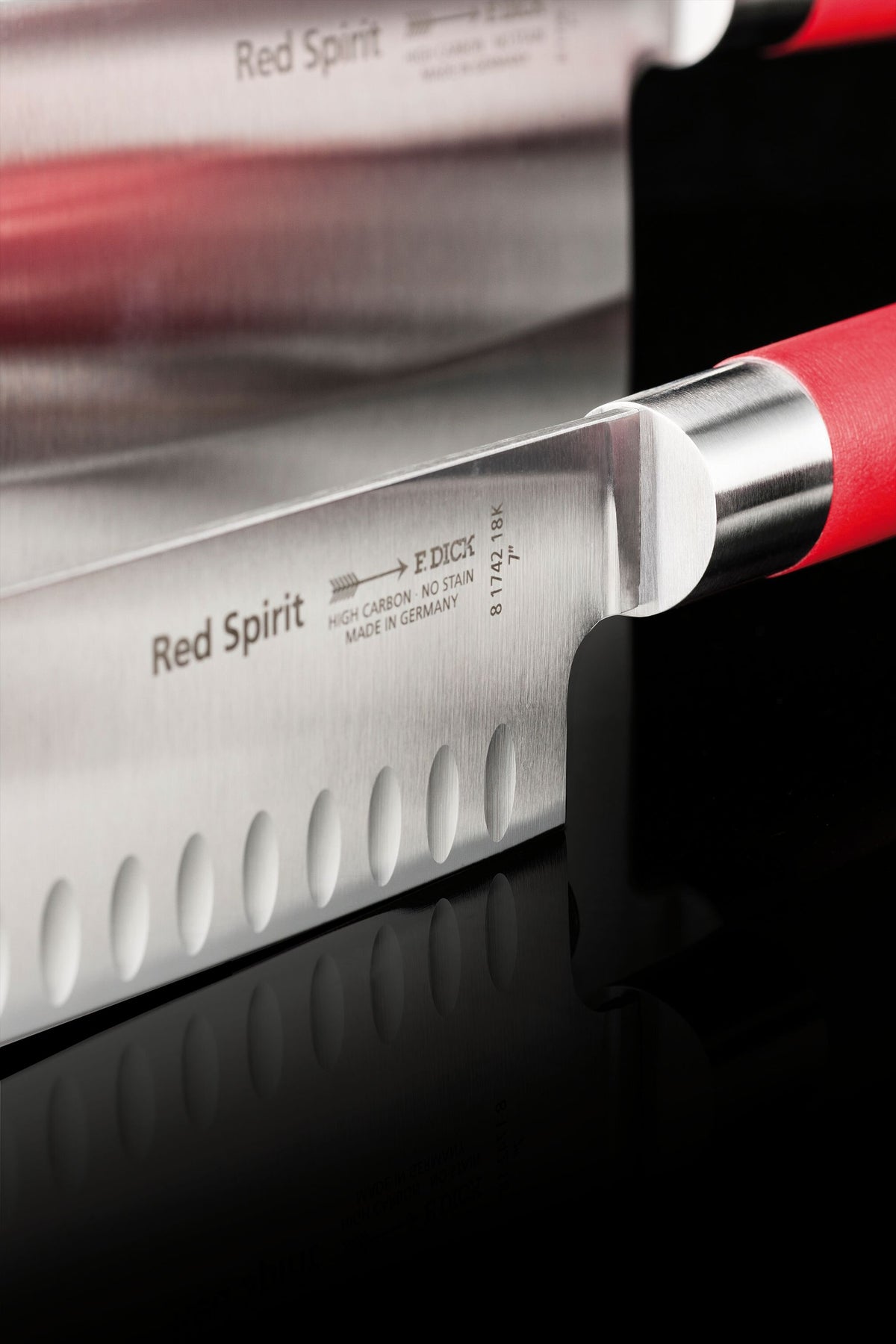 DICK Red Spirit Santoku mit Kullenschliff 18 cm (8 1742 18K) im Einsatz