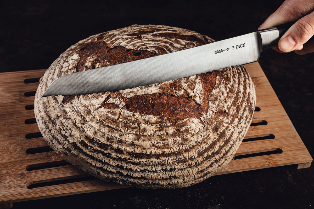 DICK Serie Exklusiv Brotmesser 21 cm (8 1939 21) im Einsatz